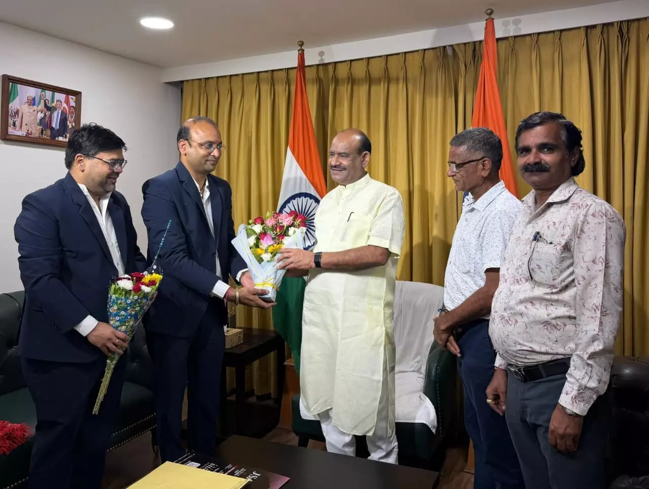 कोटा में लोकसभा अध्यक्ष ओम बिरला (केंद्र में पीले कुर्ते में) को JSA सिल्वर शो का निमंत्रण और फूलों का गुलदस्ता भेंट करते जयपुर सिल्वर एसोसिएशन और कोटा सर्राफा एसोसिएशन के पदाधिकारी। कोटा में लोकसभा अध्यक्ष ओम बिरला (केंद्र में पीले कुर्ते में) को JSA सिल्वर शो का निमंत्रण और फूलों का गुलदस्ता भेंट करते जयपुर सिल्वर एसोसिएशन और कोटा सर्राफा एसोसिएशन के पदाधिकारी।