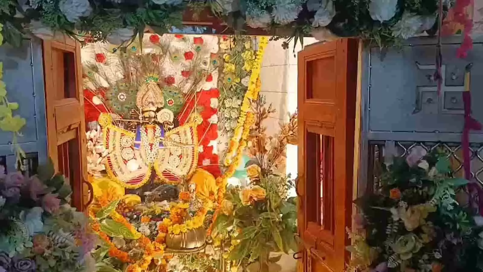 फूलों से सजे शिखर श्याम मंदिर में भगवान कृष्ण की अलंकृत प्रतिमा झाड़ोल में दिख रही है। फूलों से सजे शिखर श्याम मंदिर में भगवान कृष्ण की अलंकृत प्रतिमा झाड़ोल में दिख रही है।