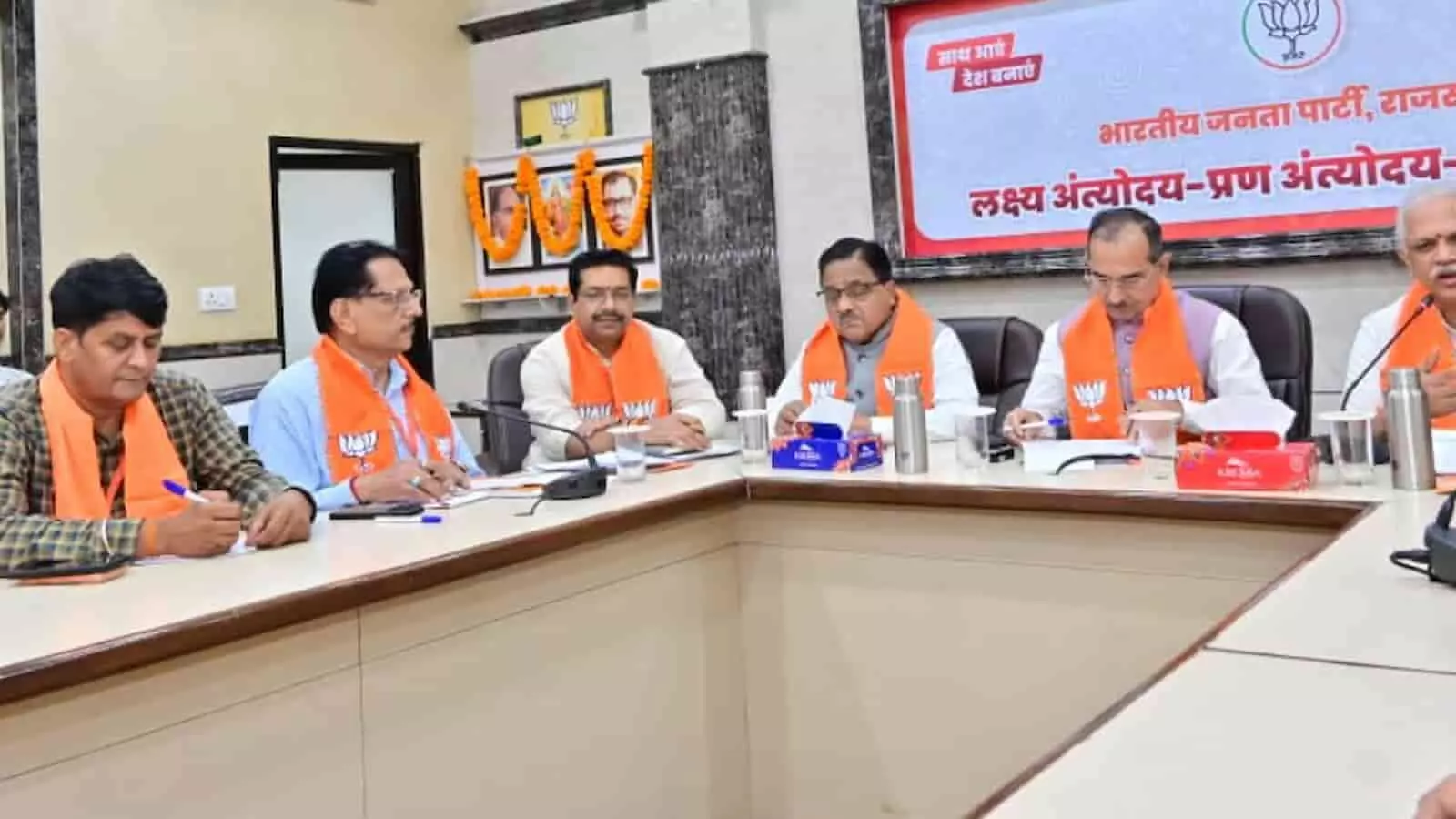 तस्वीर में भाजपा प्रदेश कार्यालय की बैठक में बीएल संतोष और अन्य नेता बैठे दिख रहे हैं। तस्वीर में भाजपा प्रदेश कार्यालय की बैठक में बीएल संतोष और अन्य नेता बैठे दिख रहे हैं।