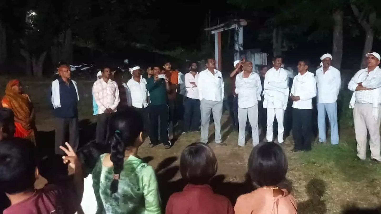 तस्वीर में सारोली गांव में कृष्ण जन्माष्टमी कार्यक्रम के दौरान रात के समय खुले मैदान में एकत्रित ग्रामीण दिखाई दे रहे हैं। तस्वीर में सारोली गांव में कृष्ण जन्माष्टमी कार्यक्रम के दौरान रात के समय खुले मैदान में एकत्रित ग्रामीण दिखाई दे रहे हैं।