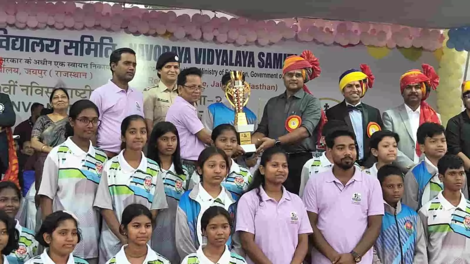 तस्वीर में अतिथियों द्वारा विजेता टीम को ट्रॉफी प्रदान की जाती हुई दिखाई दे रही है। तस्वीर में अतिथियों द्वारा विजेता टीम को ट्रॉफी प्रदान की जाती हुई दिखाई दे रही है।