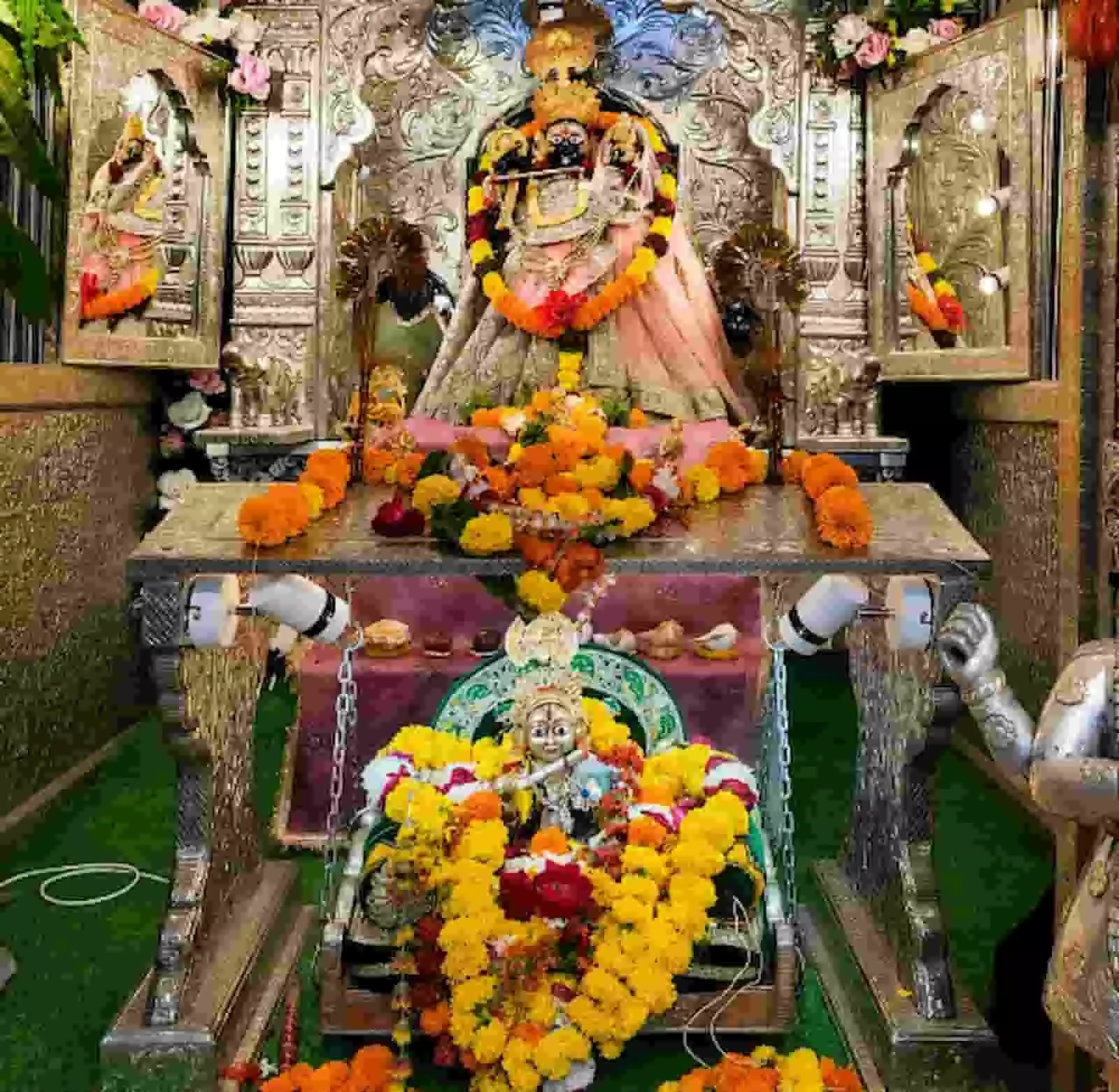 तस्वीर में ऋषभदेव के मंदिर में सजे हुए भगवान श्रीकृष्ण के भव्य दरबार के दर्शन हो रहे हैं। तस्वीर में ऋषभदेव के मंदिर में सजे हुए भगवान श्रीकृष्ण के भव्य दरबार के दर्शन हो रहे हैं।