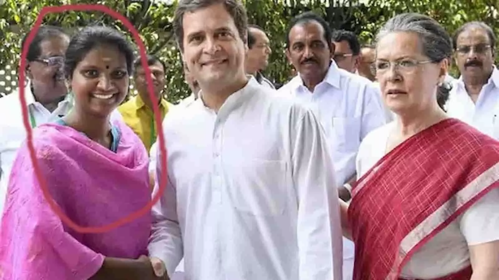 तस्वीर में बाएं से दाएं राम्या हरिदास, राहुल गांधी और सोनिया गांधी एक साथ खड़े हैं। तस्वीर में बाएं से दाएं राम्या हरिदास, राहुल गांधी और सोनिया गांधी एक साथ खड़े हैं।