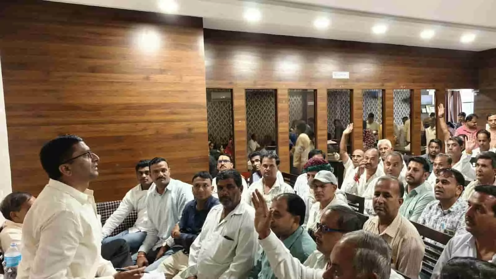 तस्वीर में विधायक डॉ. सुरेश धाकड़ होटल में कार्यकर्ताओं के साथ बैठक करते हुए दिखाई दे रहे हैं। तस्वीर में विधायक डॉ. सुरेश धाकड़ होटल में कार्यकर्ताओं के साथ बैठक करते हुए दिखाई दे रहे हैं।