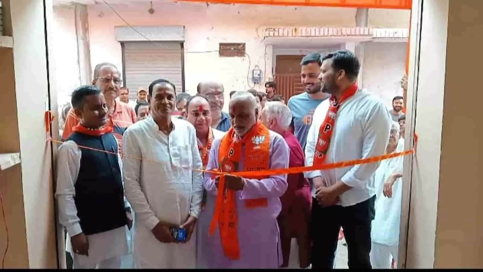 तस्वीर में विधायक लादू लाल पितलिया गंगापुर में भाजपा चुनाव कार्यालय का उद्घाटन कर रहे हैं। तस्वीर में विधायक लादू लाल पितलिया गंगापुर में भाजपा चुनाव कार्यालय का उद्घाटन कर रहे हैं।