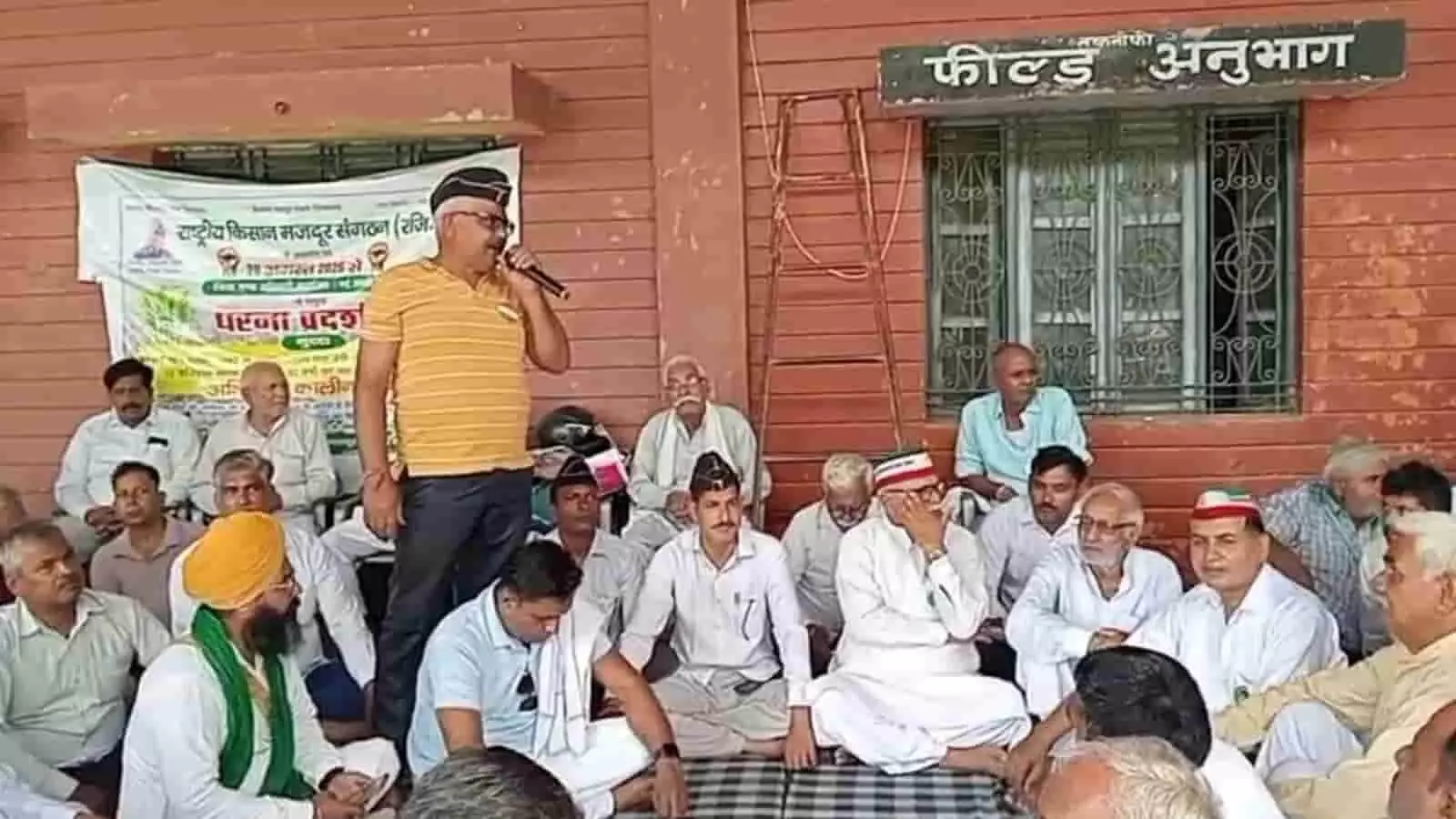 तस्वीर में हापुड़ कार्यालय पर धरने के दौरान संबोधित करते किसान नेता और बैठे हुए किसान दिख रहे हैं। तस्वीर में हापुड़ कार्यालय पर धरने के दौरान संबोधित करते किसान नेता और बैठे हुए किसान दिख रहे हैं।