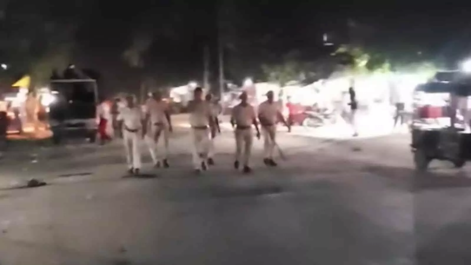 तस्वीर में पुलिसकर्मी एनएच-21 पर रात के समय फ्लैग मार्च निकालते दिख रहे हैं। तस्वीर में पुलिसकर्मी एनएच-21 पर रात के समय फ्लैग मार्च निकालते दिख रहे हैं।