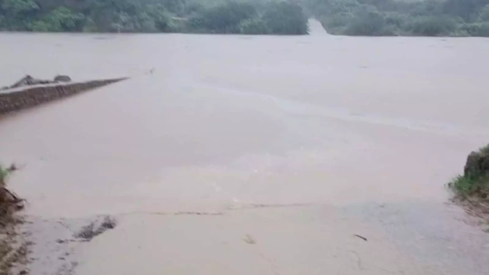 तस्वीर में मुरैना जिले में उफान पर बहती क्वारी नदी और डूबा हुआ पुल दिख रहा है। तस्वीर में मुरैना जिले में उफान पर बहती क्वारी नदी और डूबा हुआ पुल दिख रहा है।