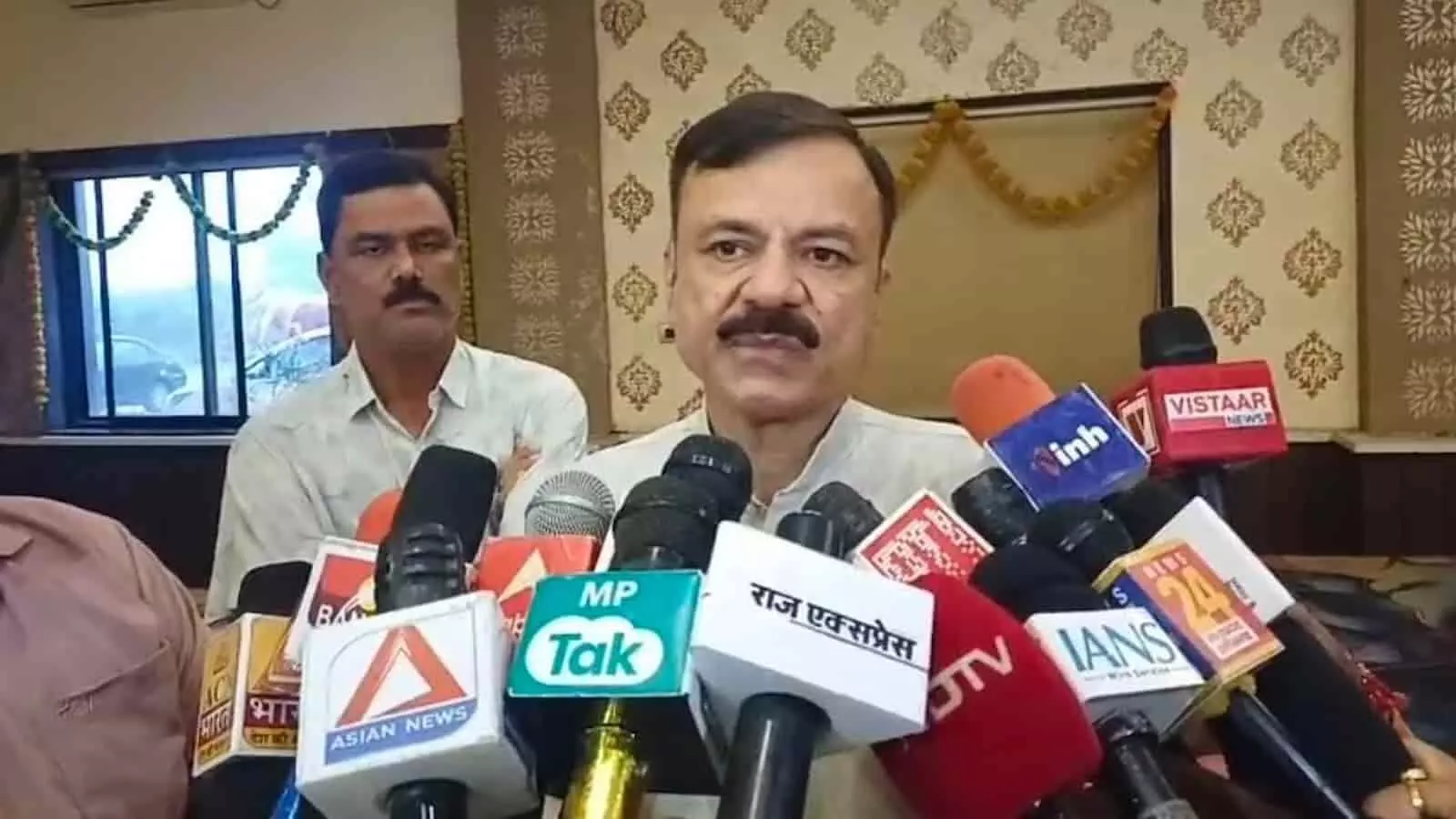 तस्वीर में स्कूली शिक्षा मंत्री राव उदय प्रताप सिंह नरसिंहपुर में पत्रकारों से बात कर रहे हैं। तस्वीर में स्कूली शिक्षा मंत्री राव उदय प्रताप सिंह नरसिंहपुर में पत्रकारों से बात कर रहे हैं।