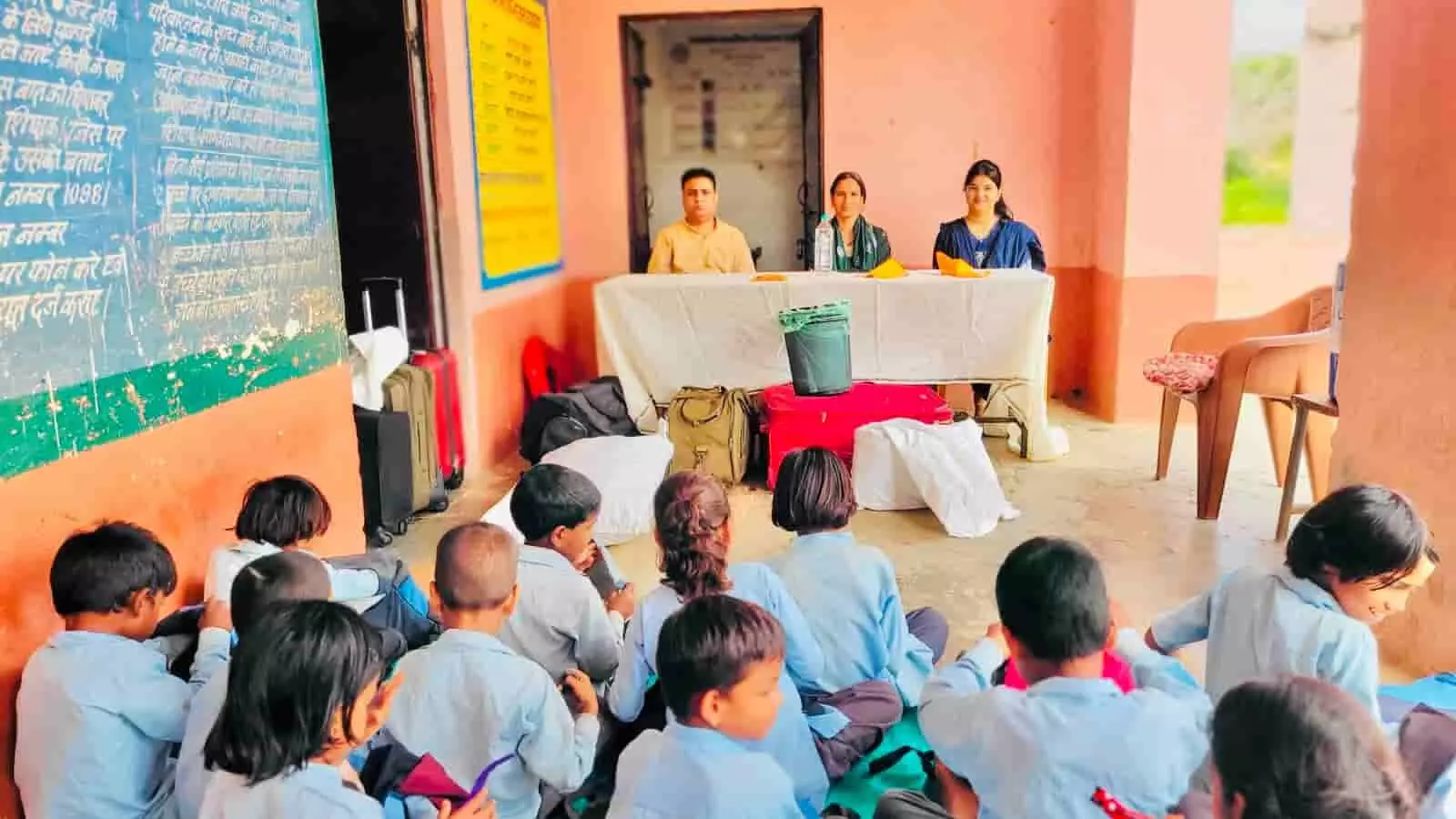 तस्वीर में बाएं से दाएं शिक्षक जगदीश जोशी, अध्यापिका प्रेमलता मेघवाल और प्रतिनिधि सिंटू कंवर मेज पर बैठे हैं। तस्वीर में बाएं से दाएं शिक्षक जगदीश जोशी, अध्यापिका प्रेमलता मेघवाल और प्रतिनिधि सिंटू कंवर मेज पर बैठे हैं।