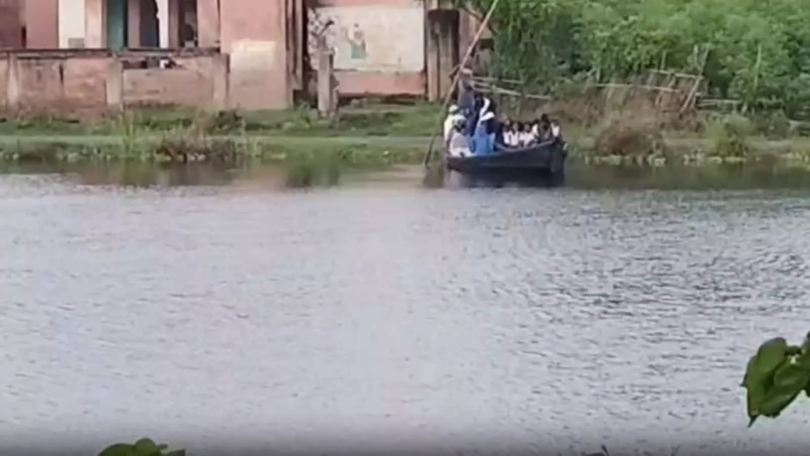 बाढ़ के पानी से घिरे प्रतापगढ़ स्कूल के पास नाव पर सवार होकर नदी पार करते बच्चे। बाढ़ के पानी से घिरे प्रतापगढ़ स्कूल के पास नाव पर सवार होकर नदी पार करते बच्चे।