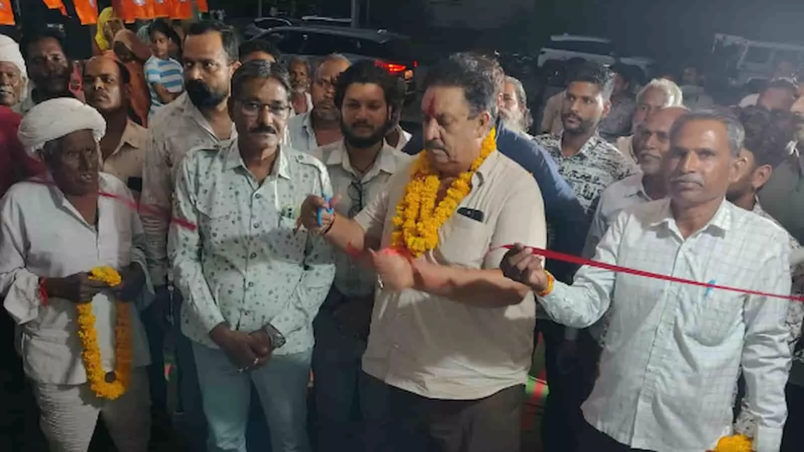 तस्वीर में विधायक सुरेन्द्र सिंह राठौड़ समर्थकों के साथ चुनाव कार्यालय का उद्घाटन करते हुए। तस्वीर में विधायक सुरेन्द्र सिंह राठौड़ समर्थकों के साथ चुनाव कार्यालय का उद्घाटन करते हुए।
