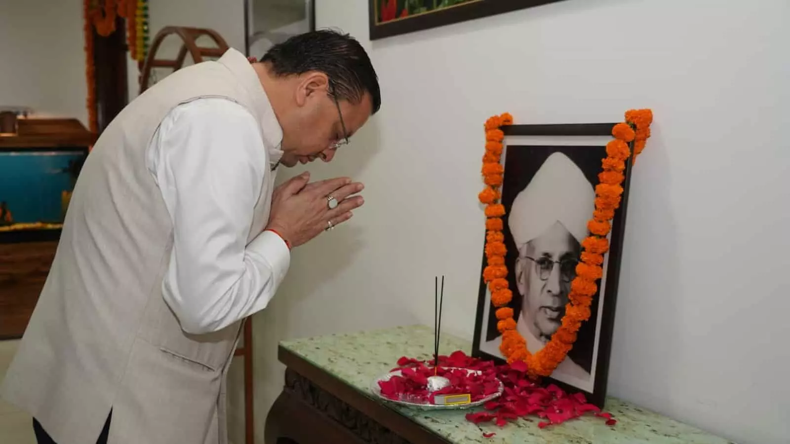 तस्वीर में दिख रहे मुख्यमंत्री पुष्कर सिंह धामी अपने आवास पर डॉ. सर्वपल्ली राधाकृष्णन के चित्र को नमन कर रहे हैं। तस्वीर में दिख रहे मुख्यमंत्री पुष्कर सिंह धामी अपने आवास पर डॉ. सर्वपल्ली राधाकृष्णन के चित्र को नमन कर रहे हैं।