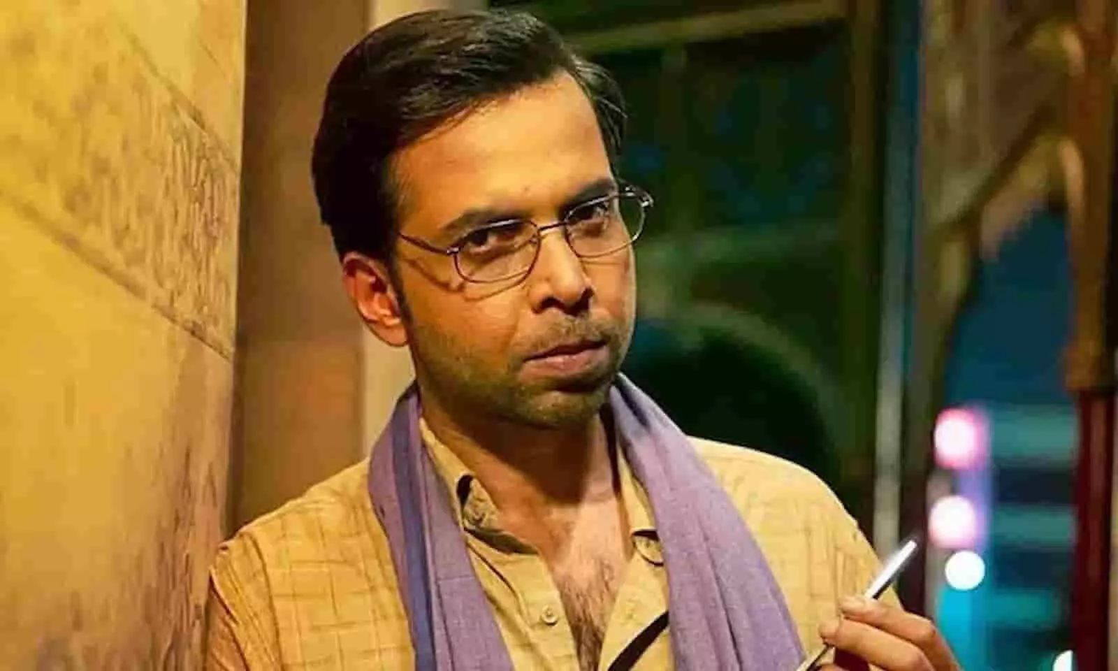 तस्वीर में अभिनेता अभिषेक बनर्जी चश्मा पहने और हाथ में औजार लिए खड़े हैं। तस्वीर में अभिनेता अभिषेक बनर्जी चश्मा पहने और हाथ में औजार लिए खड़े हैं।