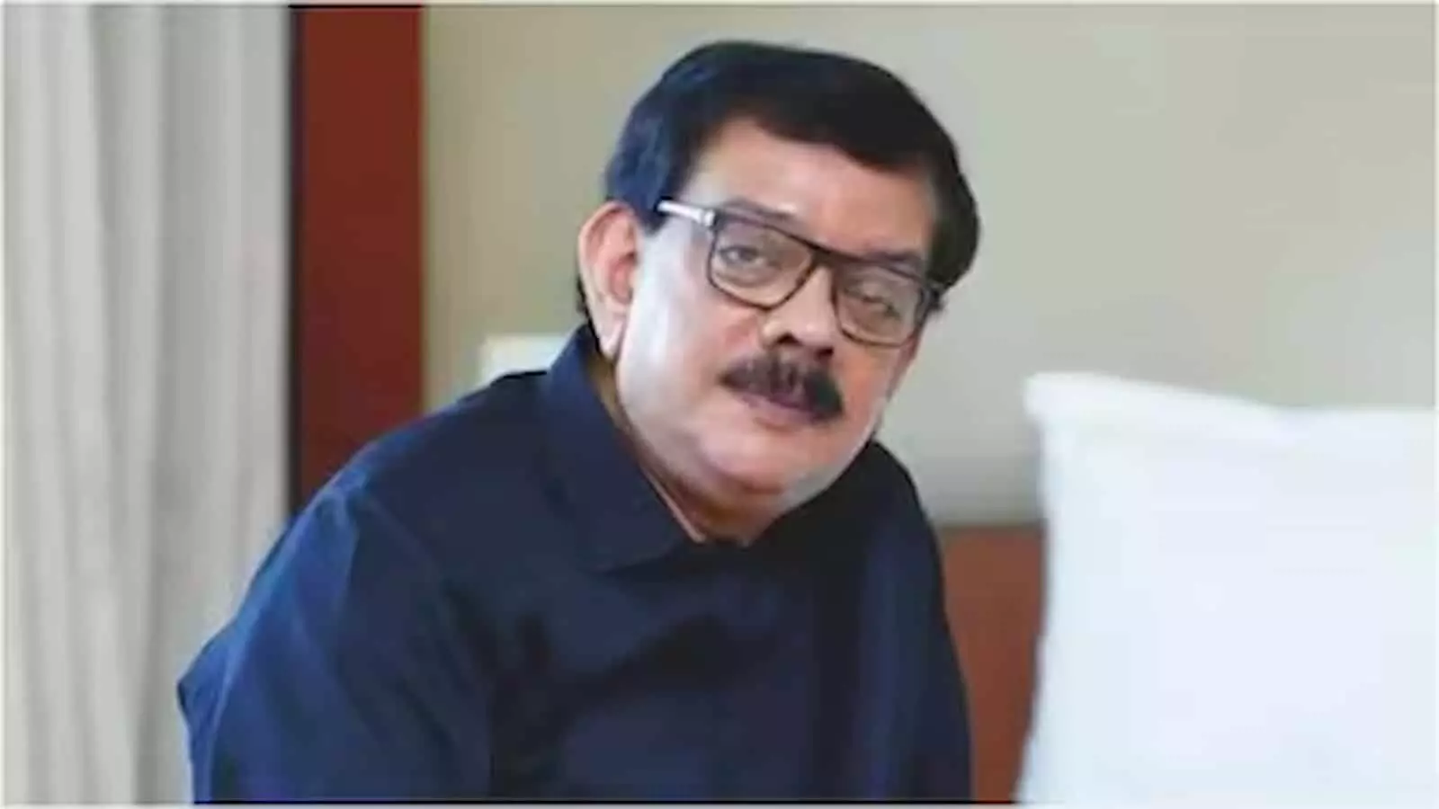 तस्वीर में फिल्ममेकर प्रियदर्शन नीली शर्ट और चश्मे पहने हुए बातचीत करते नजर आ रहे हैं। तस्वीर में फिल्ममेकर प्रियदर्शन नीली शर्ट और चश्मे पहने हुए बातचीत करते नजर आ रहे हैं।