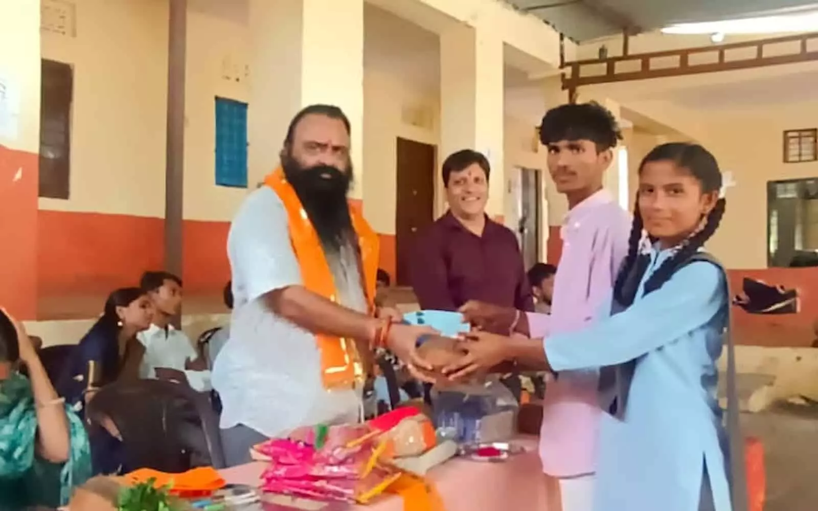 तस्वीर में बाएं से दाएं शिक्षक भारत भूषण जोशी, एक अन्य पुरुष और विद्यार्थी श्रीफल भेंट करते दिख रहे हैं। तस्वीर में बाएं से दाएं शिक्षक भारत भूषण जोशी, एक अन्य पुरुष और विद्यार्थी श्रीफल भेंट करते दिख रहे हैं।