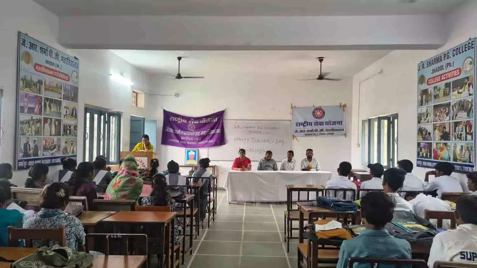 झाडोल महाविद्यालय के हॉल में शिक्षक दिवस कार्यक्रम के दौरान उपस्थित संकाय सदस्य और विद्यार्थी। झाडोल महाविद्यालय के हॉल में शिक्षक दिवस कार्यक्रम के दौरान उपस्थित संकाय सदस्य और विद्यार्थी।
