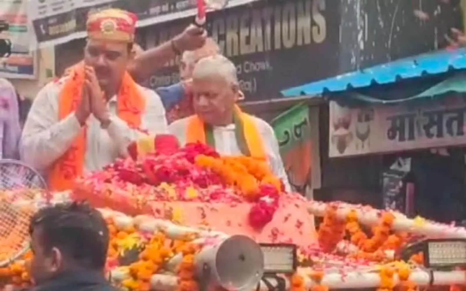 तस्वीर में बाएं से दाएं, मुख्यमंत्री भजनलाल शर्मा हाथ जोड़कर अभिवादन करते और सांसद दामोदर अग्रवाल वाहन पर खड़े हैं। तस्वीर में बाएं से दाएं, मुख्यमंत्री भजनलाल शर्मा हाथ जोड़कर अभिवादन करते और सांसद दामोदर अग्रवाल वाहन पर खड़े हैं।