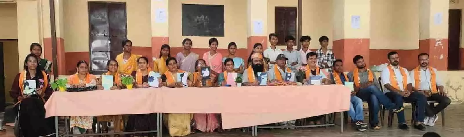 तस्वीर में खैरवाड़ा के विद्यालय में शिक्षक दिवस समारोह के दौरान बैठे शिक्षक और विद्यार्थी दिख रहे हैं। तस्वीर में खैरवाड़ा के विद्यालय में शिक्षक दिवस समारोह के दौरान बैठे शिक्षक और विद्यार्थी दिख रहे हैं।