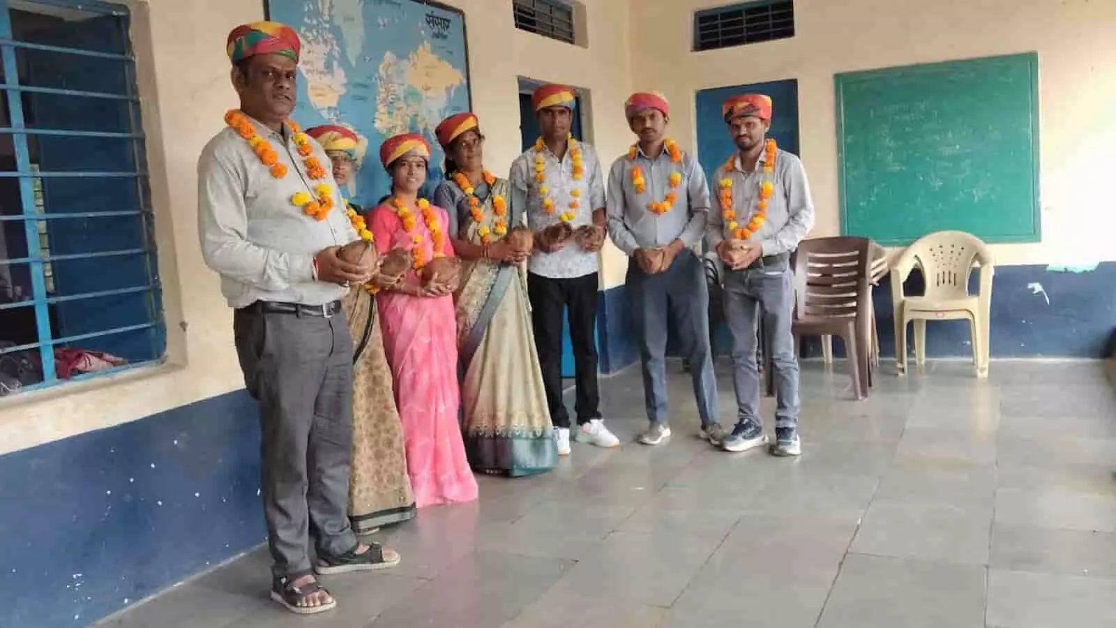 तस्वीर में मीठीमहुड़ी विद्यालय में शिक्षक दिवस पर सम्मानित होने वाले शिक्षक और ग्रामीण नजर आ रहे हैं। तस्वीर में मीठीमहुड़ी विद्यालय में शिक्षक दिवस पर सम्मानित होने वाले शिक्षक और ग्रामीण नजर आ रहे हैं।
