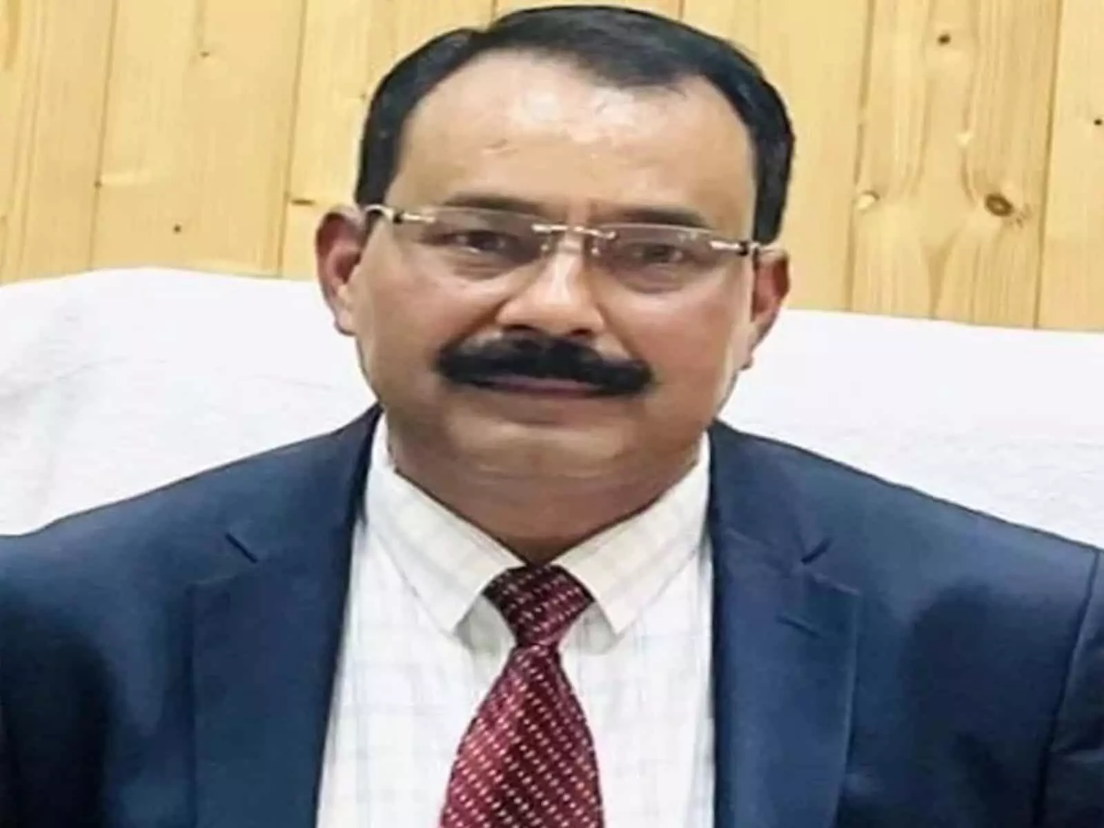 तस्वीर में प्रो. सतपाल सिंह बिष्ट चश्मा, औपचारिक सूट और टाई पहने हुए सीधे सामने देख रहे हैं। तस्वीर में प्रो. सतपाल सिंह बिष्ट चश्मा, औपचारिक सूट और टाई पहने हुए सीधे सामने देख रहे हैं।