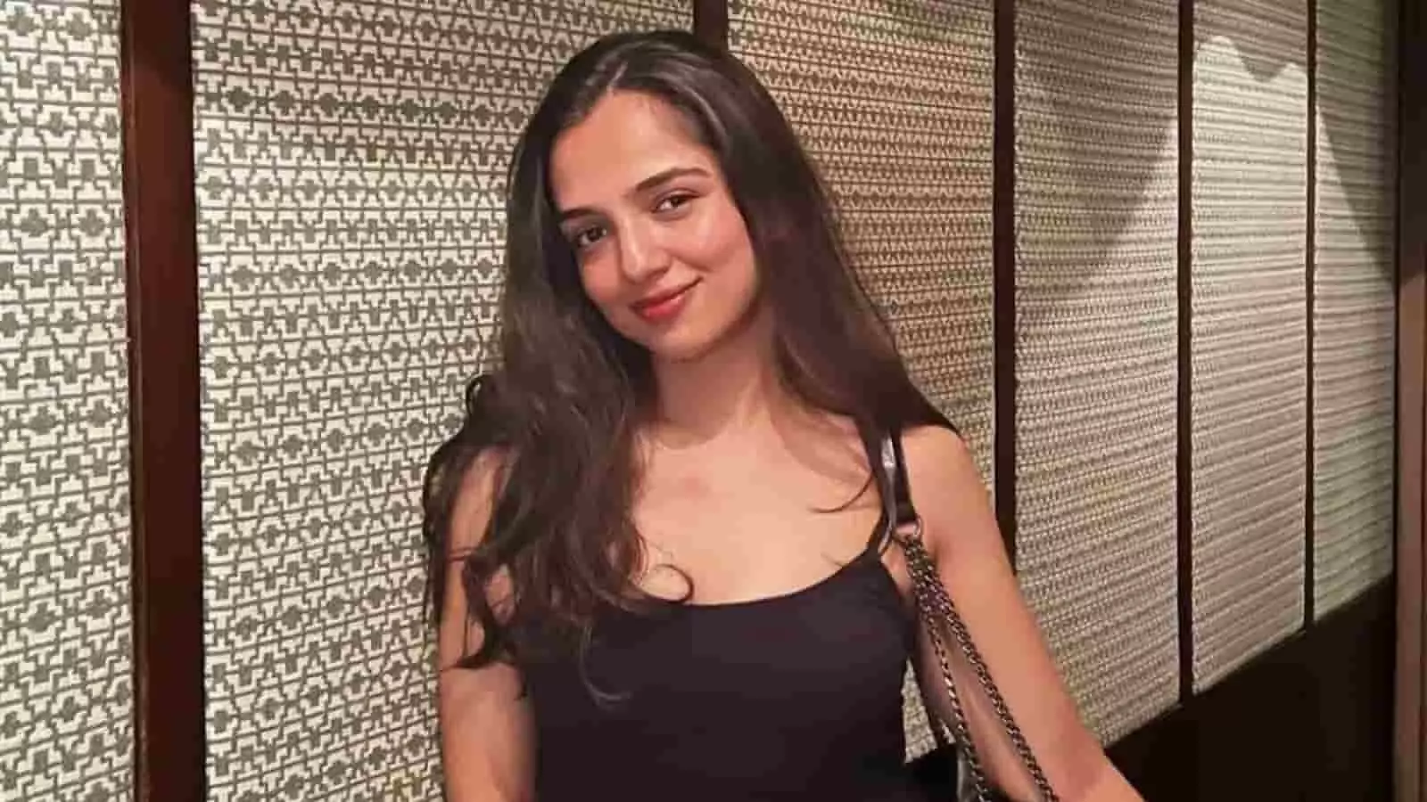 तस्वीर में अभिनेत्री अहसास चन्ना एक बनावट वाली दीवार के सामने पोज दे रही हैं। तस्वीर में अभिनेत्री अहसास चन्ना एक बनावट वाली दीवार के सामने पोज दे रही हैं।