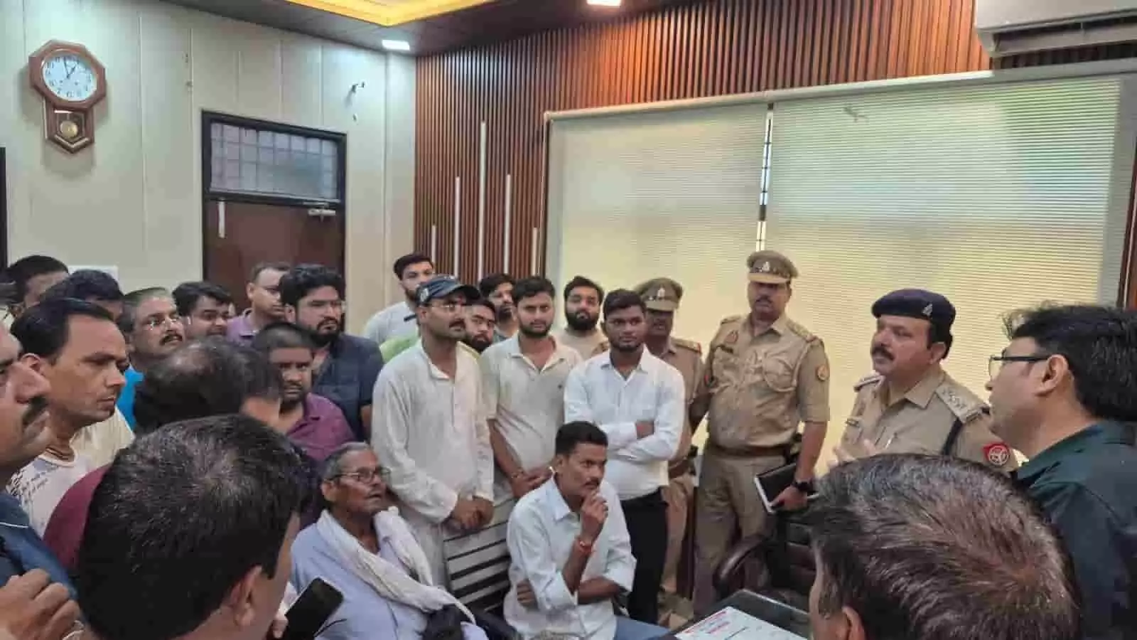 तस्वीर में दिख रही बैठक में बाईं ओर खड़े व्यापारी दाईं ओर मौजूद पुलिस अधिकारियों से संवाद कर रहे हैं। तस्वीर में दिख रही बैठक में बाईं ओर खड़े व्यापारी दाईं ओर मौजूद पुलिस अधिकारियों से संवाद कर रहे हैं।