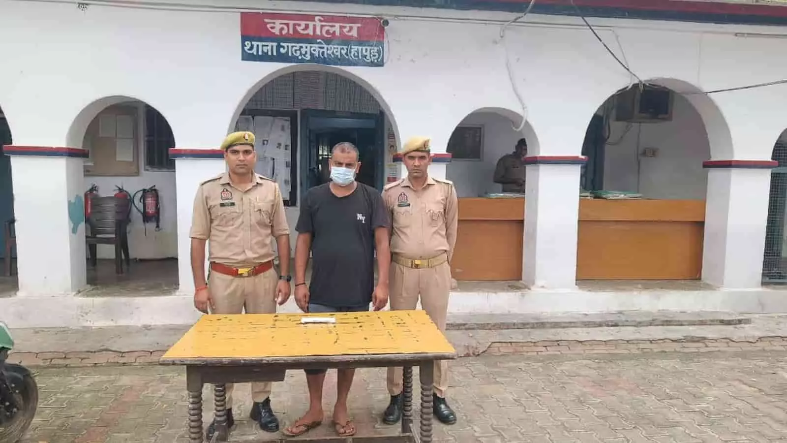 तस्वीर में दिख रही गढ़मुक्तेश्वर पुलिस दो वर्दीधारी जवानों के बीच आरोपी को खड़ा कर कार्रवाई कर रही है। तस्वीर में दिख रही गढ़मुक्तेश्वर पुलिस दो वर्दीधारी जवानों के बीच आरोपी को खड़ा कर कार्रवाई कर रही है।