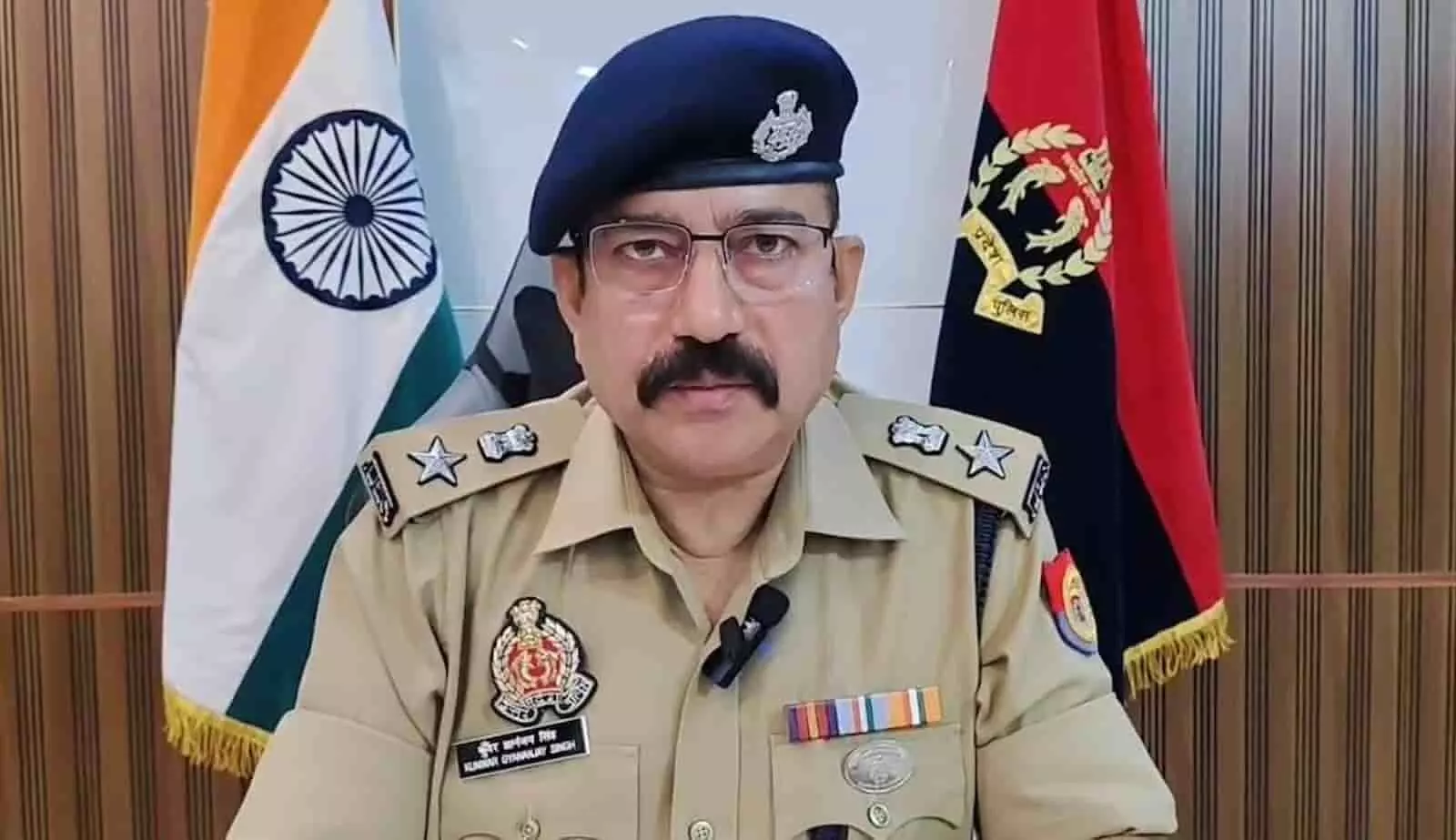 तस्वीर में दिख रहे हापुड़ एसपी कुंवर ज्ञानंजय सिंह राष्ट्रीय ध्वज के सामने पुलिस वर्दी में मौजूद हैं। तस्वीर में दिख रहे हापुड़ एसपी कुंवर ज्ञानंजय सिंह राष्ट्रीय ध्वज के सामने पुलिस वर्दी में मौजूद हैं।
