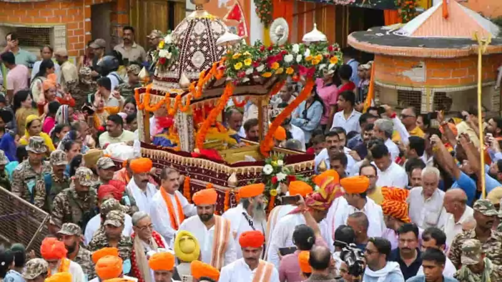 तस्वीर में कश्मीरी पंडित समुदाय के लोग कुपवाड़ा में श्रीकृष्ण जन्माष्टमी शोभायात्रा निकालते हुए दिख रहे हैं। तस्वीर में कश्मीरी पंडित समुदाय के लोग कुपवाड़ा में श्रीकृष्ण जन्माष्टमी शोभायात्रा निकालते हुए दिख रहे हैं।
