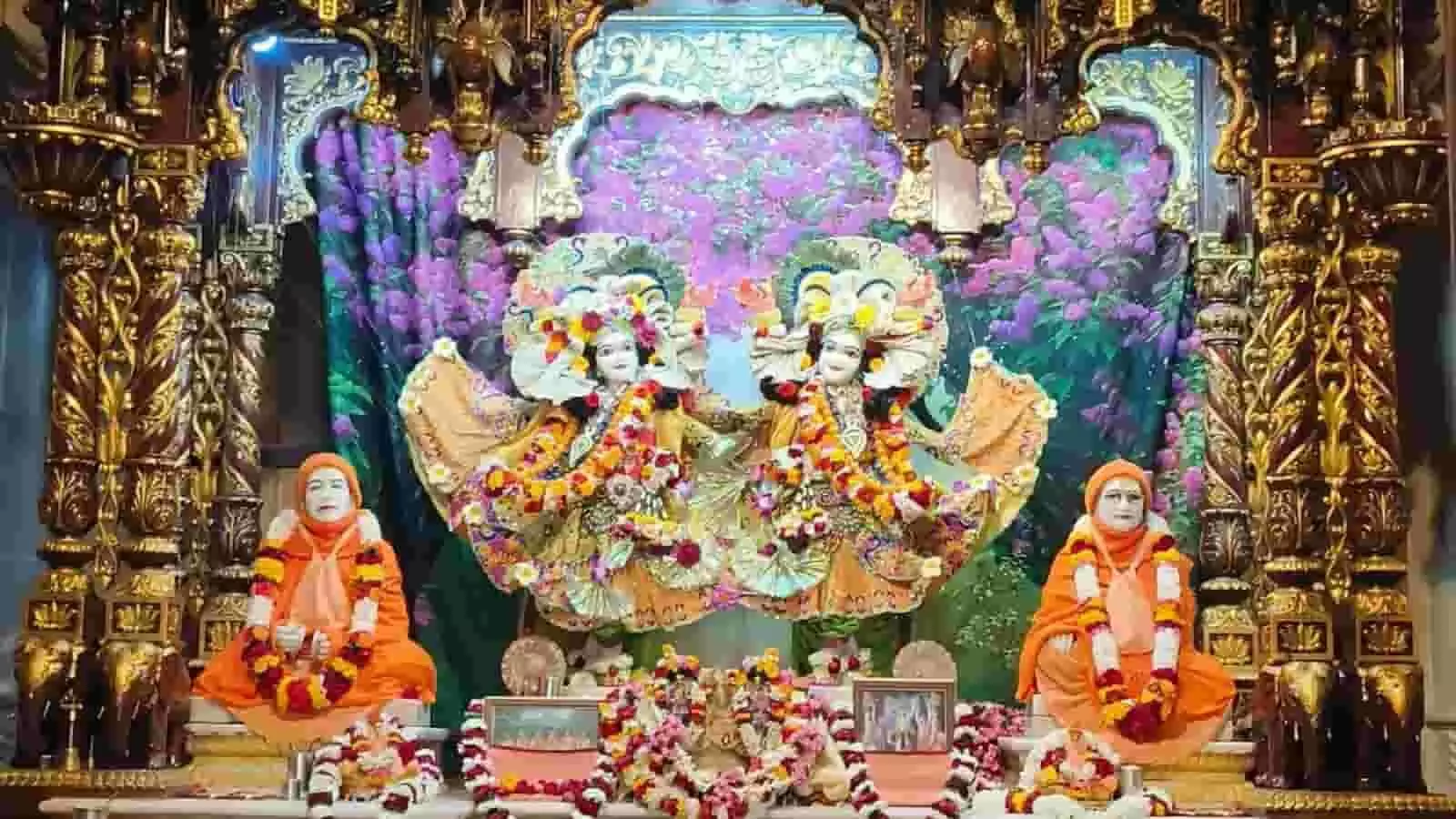 तस्वीर में मंदिर के गर्भगृह में सजे भगवान श्रीकृष्ण के विग्रह और संतों की प्रतिमाएं दिख रही हैं। तस्वीर में मंदिर के गर्भगृह में सजे भगवान श्रीकृष्ण के विग्रह और संतों की प्रतिमाएं दिख रही हैं।