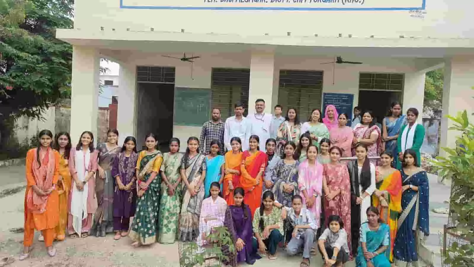 तस्वीर में महात्मा गांधी राजकीय विद्यालय काकंरवा के शिक्षक और छात्र-छात्राएं स्कूल परिसर में खड़े हैं। तस्वीर में महात्मा गांधी राजकीय विद्यालय काकंरवा के शिक्षक और छात्र-छात्राएं स्कूल परिसर में खड़े हैं।