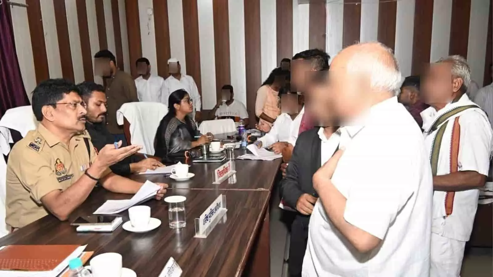 तस्वीर में अधिकारी शिकारपुर तहसील में संपूर्ण समाधान दिवस के दौरान फरियादियों की समस्याएं सुन रहे हैं। तस्वीर में अधिकारी शिकारपुर तहसील में संपूर्ण समाधान दिवस के दौरान फरियादियों की समस्याएं सुन रहे हैं।