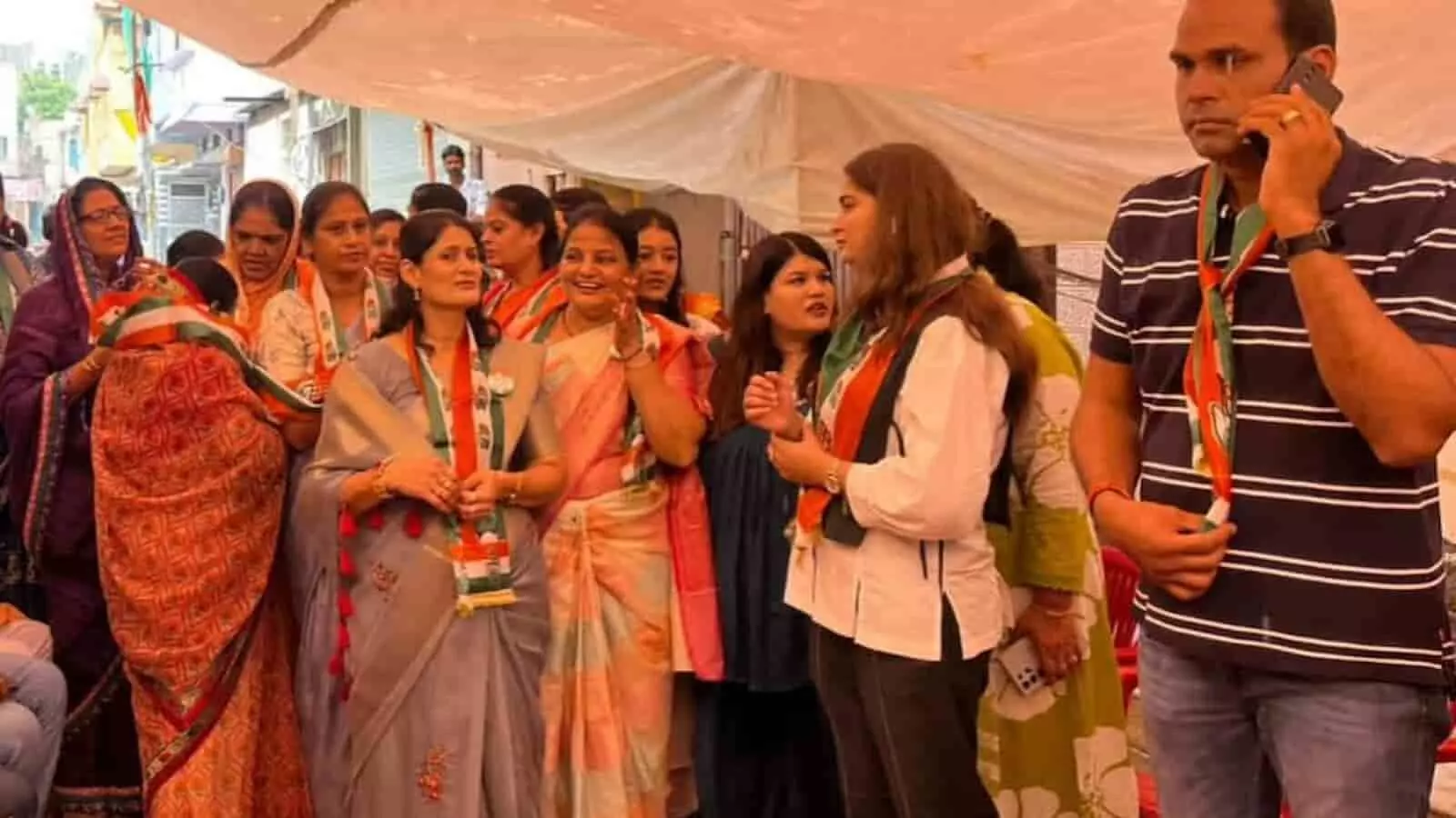 गंगापुर में नगरपालिका चुनाव के प्रचार के लिए खुले कार्यालय पर मौजूद कांग्रेस कार्यकर्ता और नेता। गंगापुर में नगरपालिका चुनाव के प्रचार के लिए खुले कार्यालय पर मौजूद कांग्रेस कार्यकर्ता और नेता।