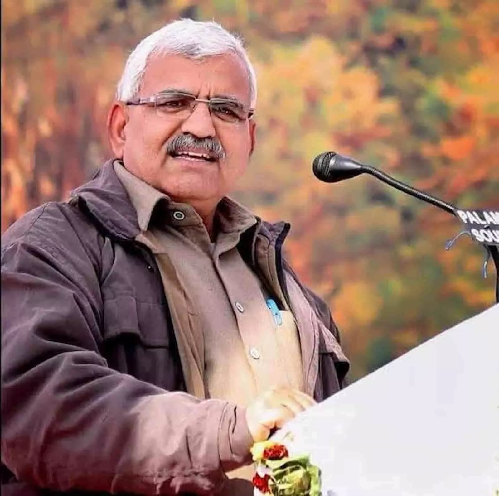 तस्वीर में दिख रहे हनुमान सिंह राठौड़ पोडियम के सामने खड़े होकर माइक पर बोल रहे हैं। तस्वीर में दिख रहे हनुमान सिंह राठौड़ पोडियम के सामने खड़े होकर माइक पर बोल रहे हैं।