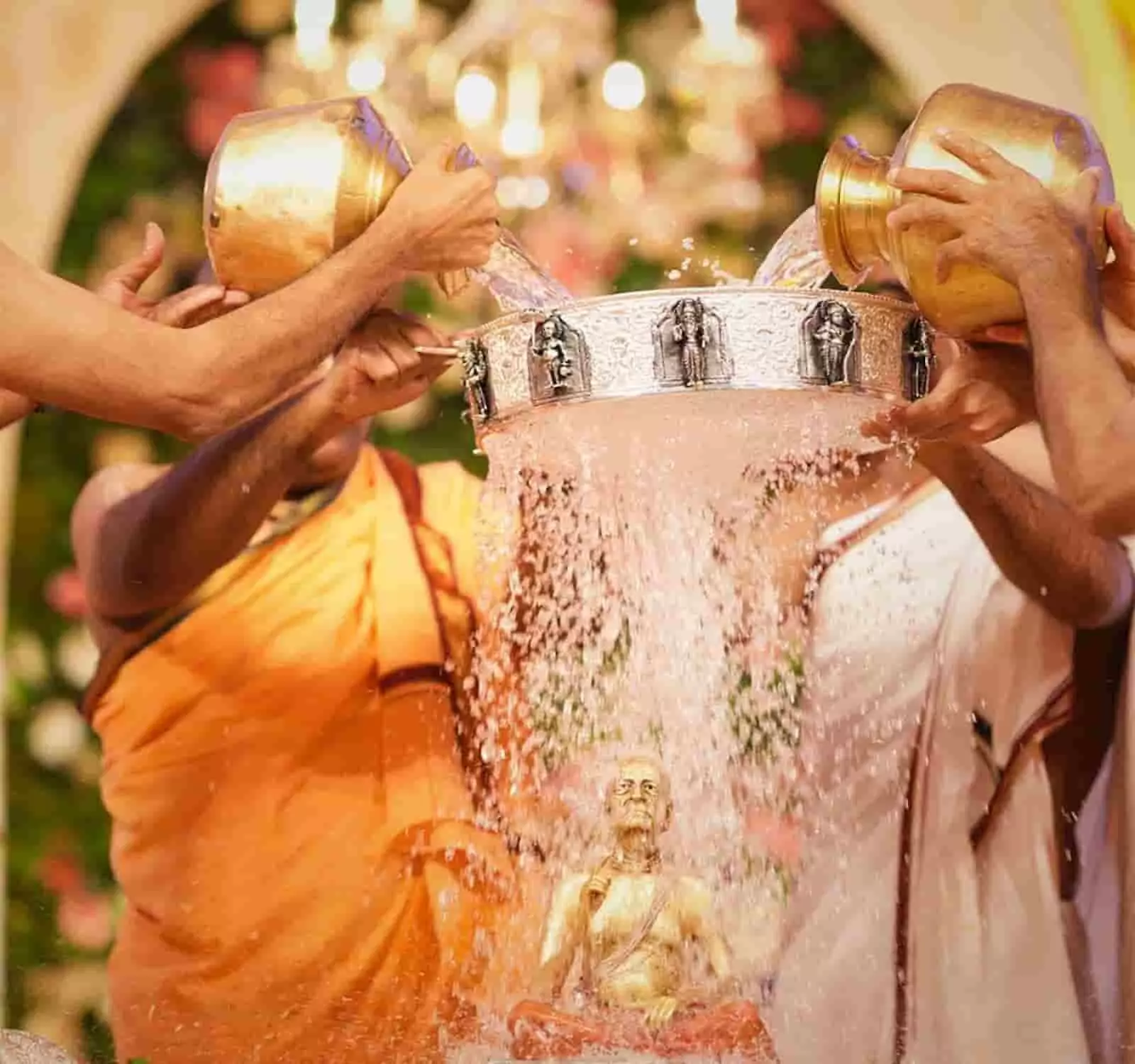 तस्वीर में मंदिर में दो पुजारी कलश से जल डालकर श्रील प्रभुपाद की प्रतिमा का अभिषेक कर रहे हैं। तस्वीर में मंदिर में दो पुजारी कलश से जल डालकर श्रील प्रभुपाद की प्रतिमा का अभिषेक कर रहे हैं।