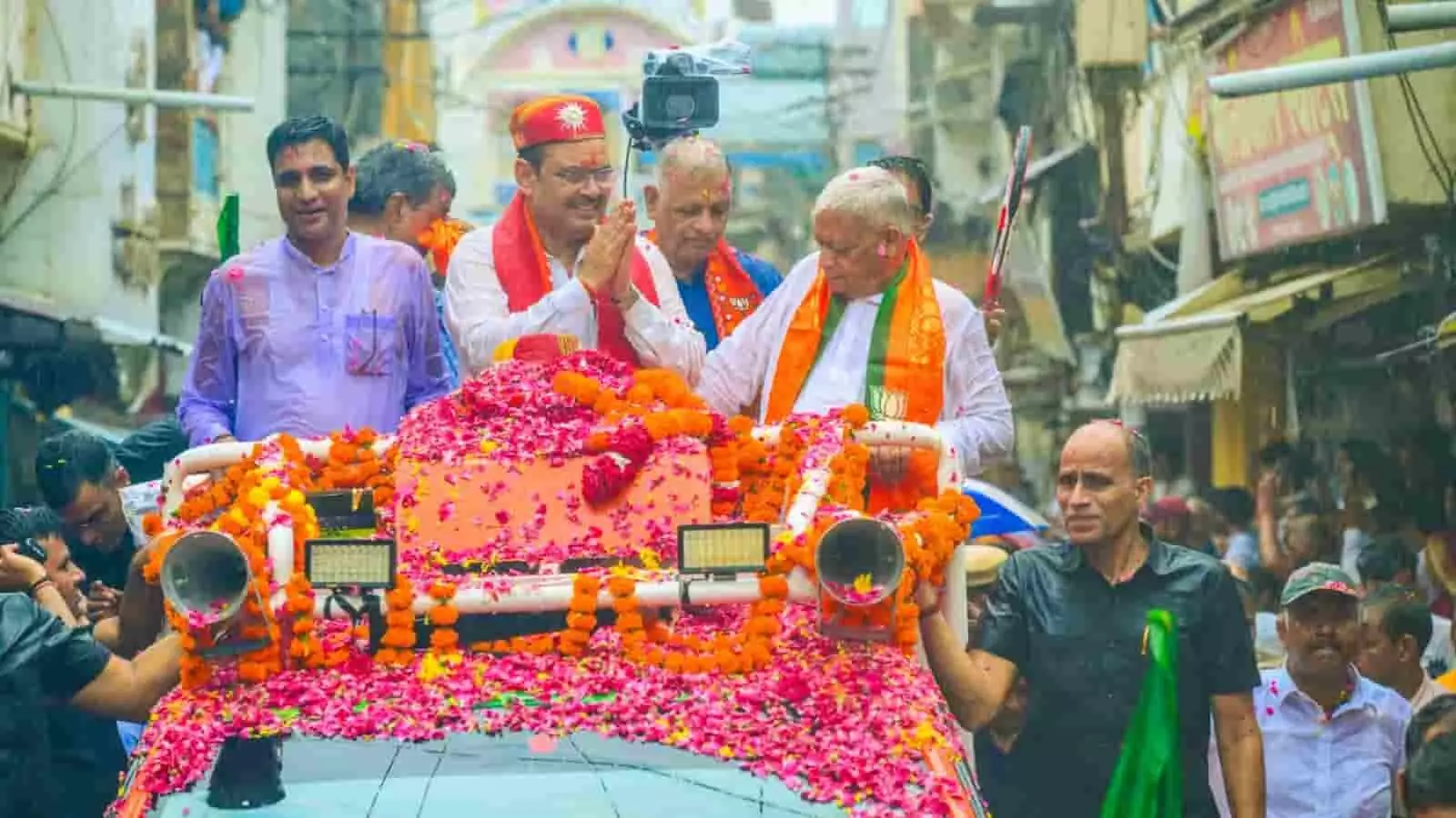 तस्वीर में दिख रही भीड़ के बीच खुले वाहन पर खड़े होकर मुख्यमंत्री भजनलाल शर्मा जनता का हाथ जोड़कर अभिवादन कर रहे हैं। तस्वीर में दिख रही भीड़ के बीच खुले वाहन पर खड़े होकर मुख्यमंत्री भजनलाल शर्मा जनता का हाथ जोड़कर अभिवादन कर रहे हैं।