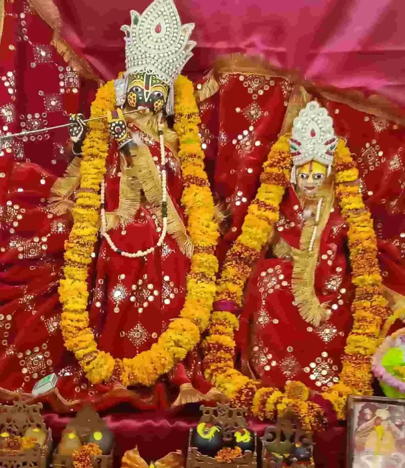 तस्वीर में दिख रही कृष्ण-राधा की मूर्तियों का फूलों और आभूषणों से शृंगार किया गया है। तस्वीर में दिख रही कृष्ण-राधा की मूर्तियों का फूलों और आभूषणों से शृंगार किया गया है।