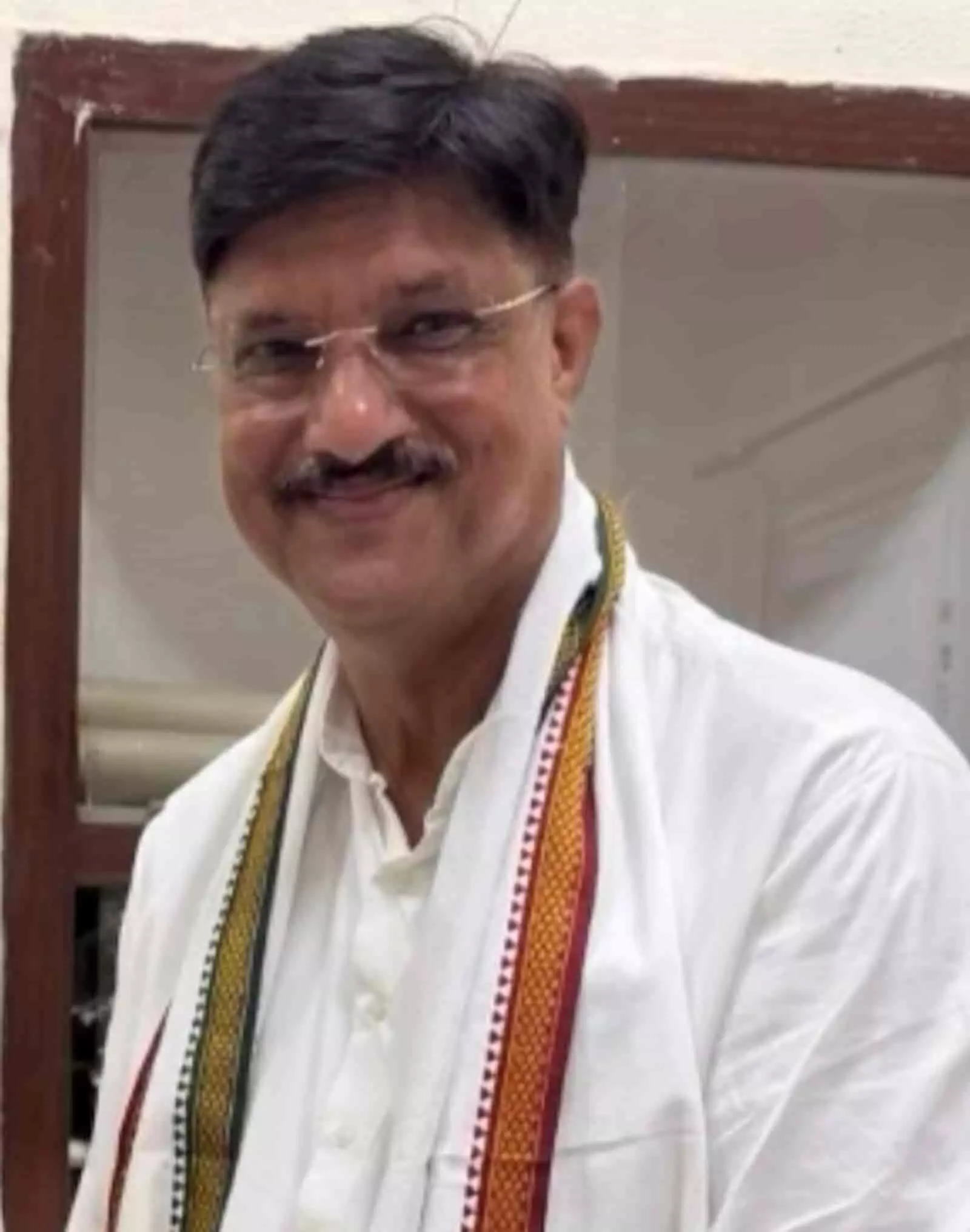 तस्वीर में चश्मा पहने और गले में गमछा डाले गोविंद सिंह यादव एक कमरे के भीतर खड़े दिख रहे हैं। तस्वीर में चश्मा पहने और गले में गमछा डाले गोविंद सिंह यादव एक कमरे के भीतर खड़े दिख रहे हैं।