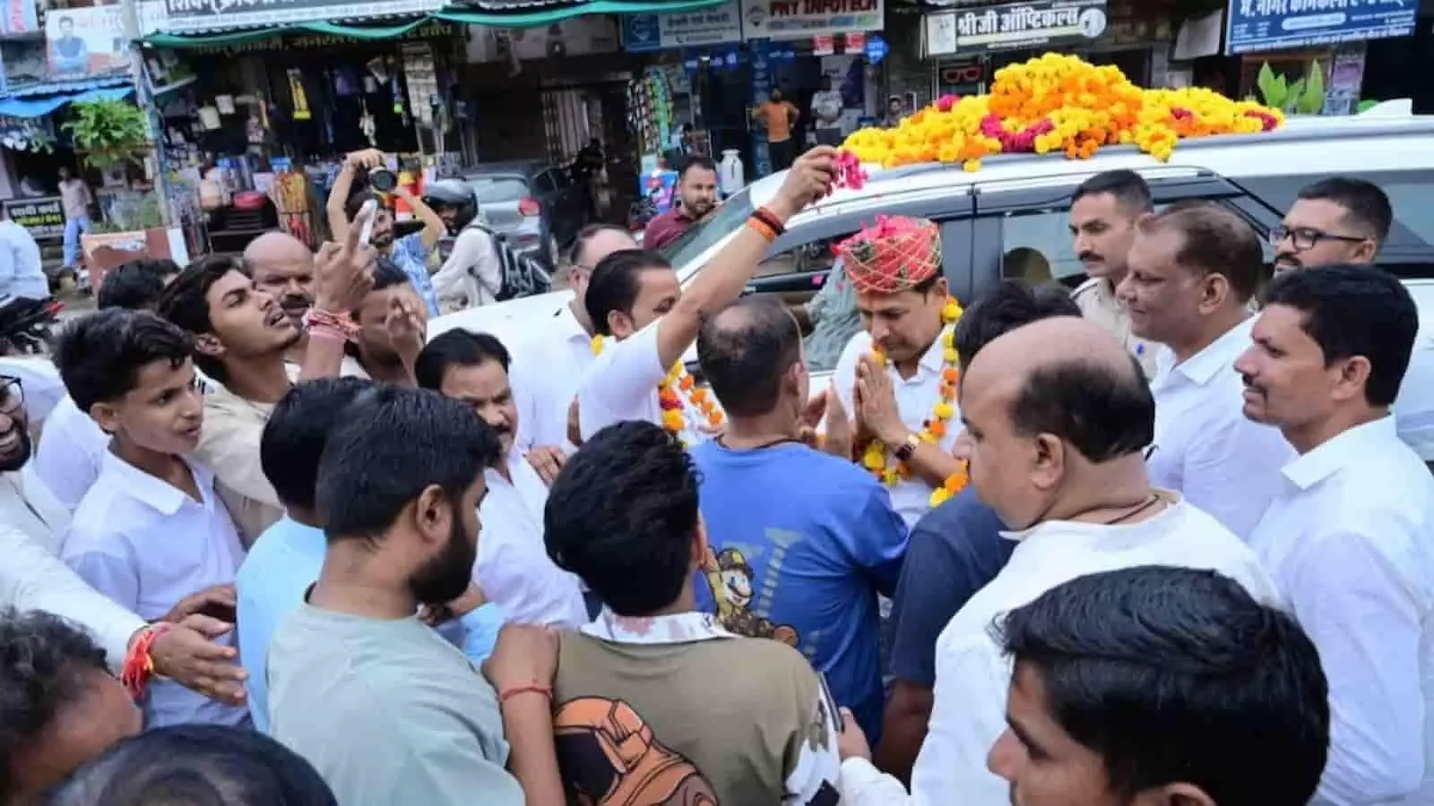 तस्वीर में प्रमोद जैन भाया फूलों की माला पहने समर्थकों से घिरे हुए अभिवादन स्वीकार कर रहे हैं। तस्वीर में प्रमोद जैन भाया फूलों की माला पहने समर्थकों से घिरे हुए अभिवादन स्वीकार कर रहे हैं।