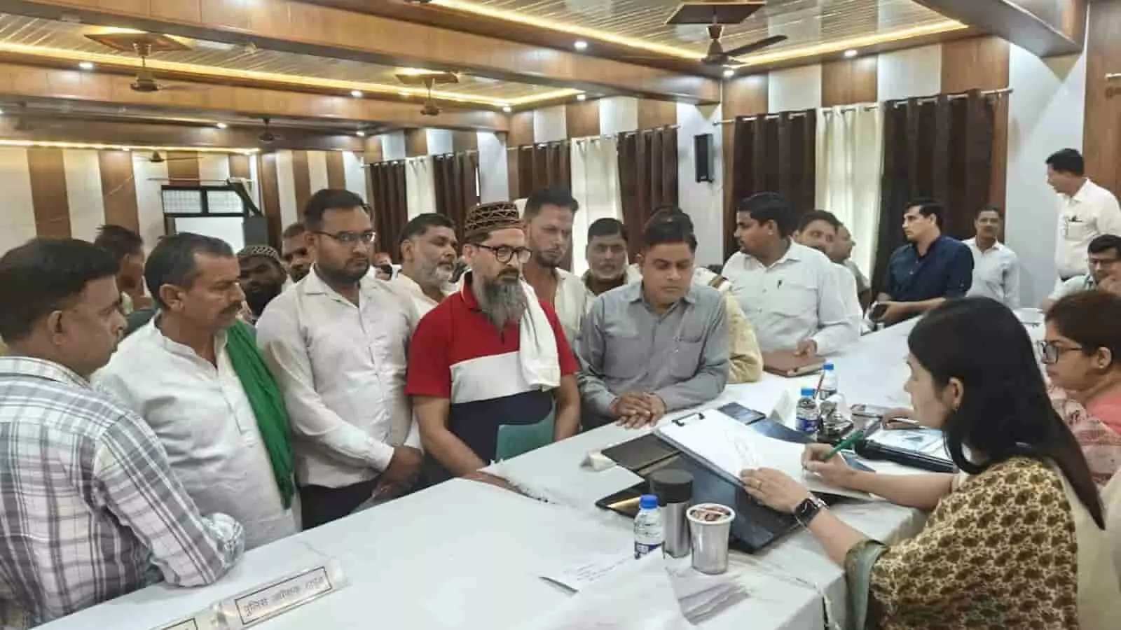 तस्वीर में समाधान दिवस के दौरान मेज पर बैठे अधिकारी फरियादियों की समस्याएं सुनकर दस्तावेज जांच रहे हैं। तस्वीर में समाधान दिवस के दौरान मेज पर बैठे अधिकारी फरियादियों की समस्याएं सुनकर दस्तावेज जांच रहे हैं।