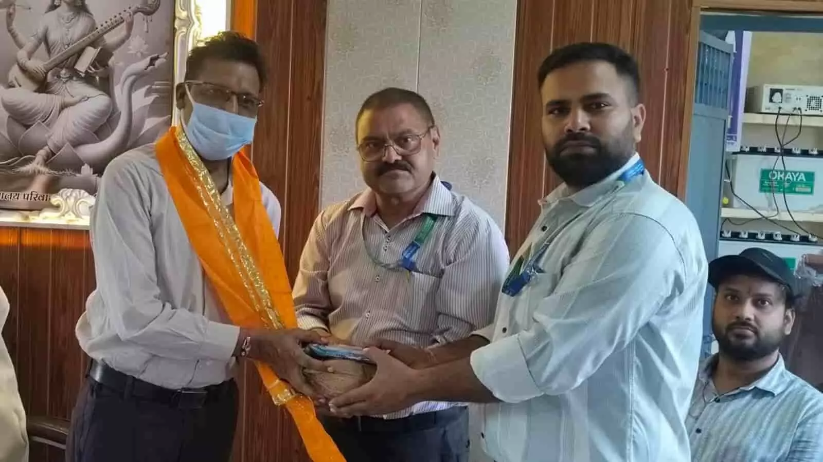 तस्वीर में राजकीय उच्च माध्यमिक विद्यालय खेरवाड़ा में शिक्षक दिवस पर शिक्षकों को सम्मानित करते लोग दिख रहे हैं। तस्वीर में राजकीय उच्च माध्यमिक विद्यालय खेरवाड़ा में शिक्षक दिवस पर शिक्षकों को सम्मानित करते लोग दिख रहे हैं।
