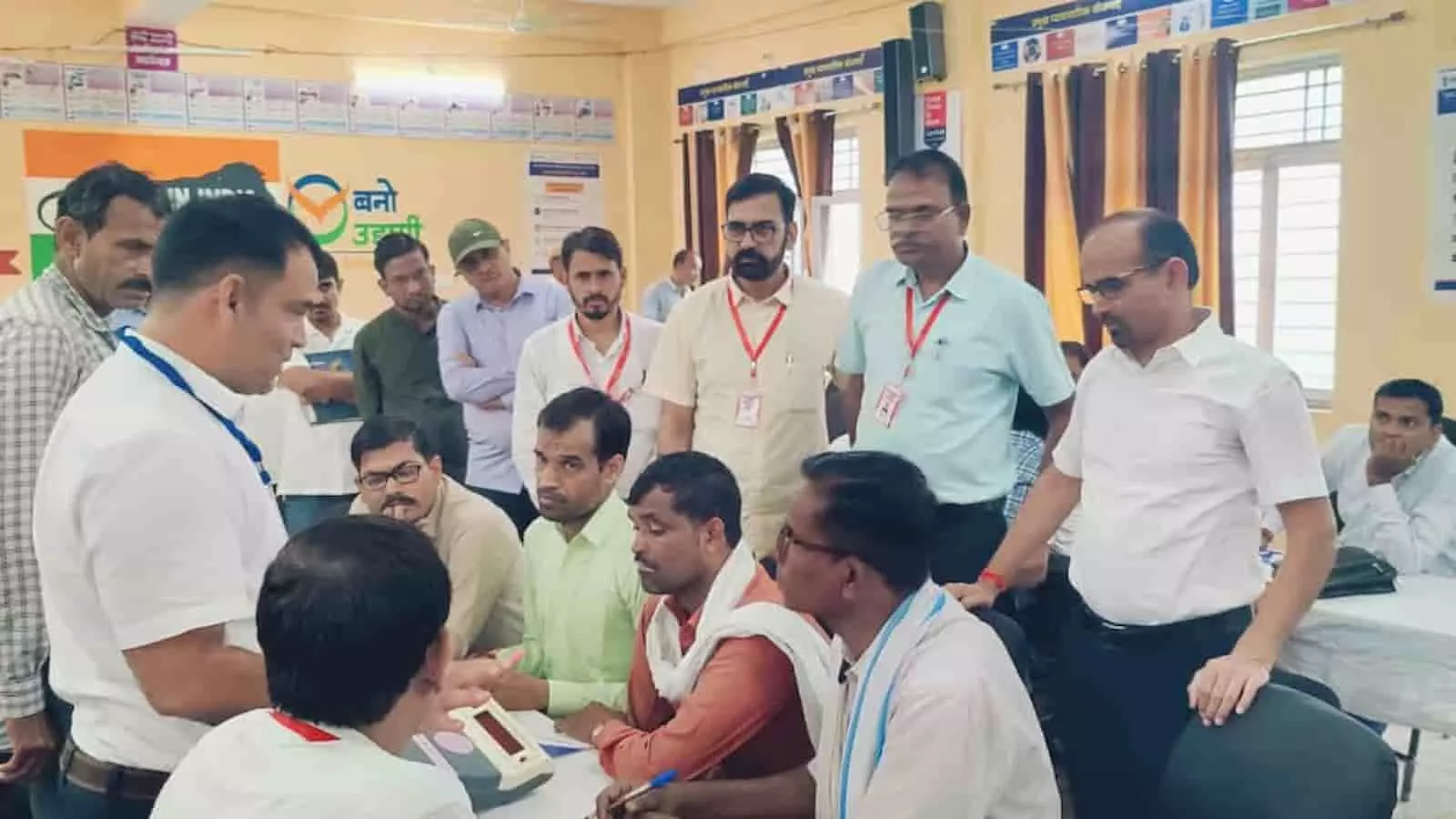 सवाई माधोपुर कॉलेज में ईवीएम कमीशनिंग प्रशिक्षण लेते हुए नजर आ रहे कार्मिक। सवाई माधोपुर कॉलेज में ईवीएम कमीशनिंग प्रशिक्षण लेते हुए नजर आ रहे कार्मिक।