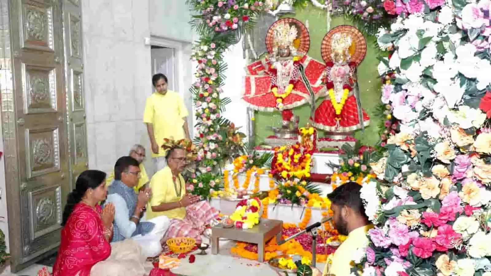 तस्वीर में श्रद्धालु निम्बाहेड़ा के श्रीकृष्ण मंदिर में पूजा-अर्चना करते हुए दिख रहे हैं। तस्वीर में श्रद्धालु निम्बाहेड़ा के श्रीकृष्ण मंदिर में पूजा-अर्चना करते हुए दिख रहे हैं।