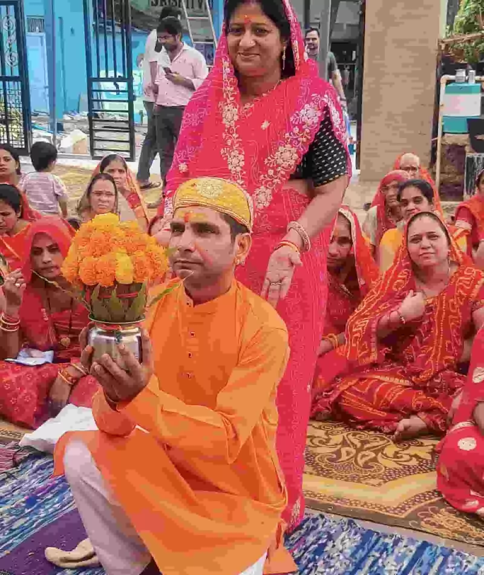 तस्वीर में दिख रही पीली टोपी पहने यजमान कलश लिए बैठे हैं और श्रद्धालु अनुष्ठान में शामिल हैं। तस्वीर में दिख रही पीली टोपी पहने यजमान कलश लिए बैठे हैं और श्रद्धालु अनुष्ठान में शामिल हैं।