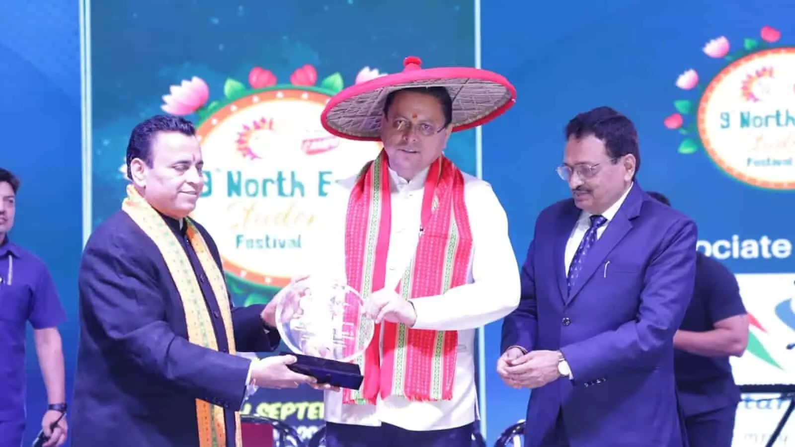 तस्वीर में दिख रहे मुख्यमंत्री पुष्कर सिंह धामी पारंपरिक टोपी पहने मंच पर एक पुरस्कार स्वीकार कर रहे हैं। तस्वीर में दिख रहे मुख्यमंत्री पुष्कर सिंह धामी पारंपरिक टोपी पहने मंच पर एक पुरस्कार स्वीकार कर रहे हैं।