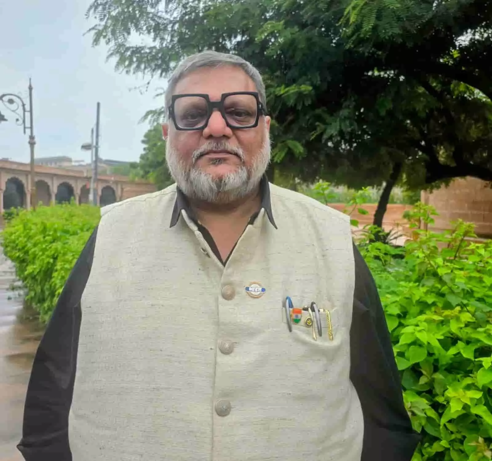 जयपुर में एक पार्क के सामने सफेद दाढ़ी और चश्मा पहने खड़े डॉ. आदित्य नाग। जयपुर में एक पार्क के सामने सफेद दाढ़ी और चश्मा पहने खड़े डॉ. आदित्य नाग।