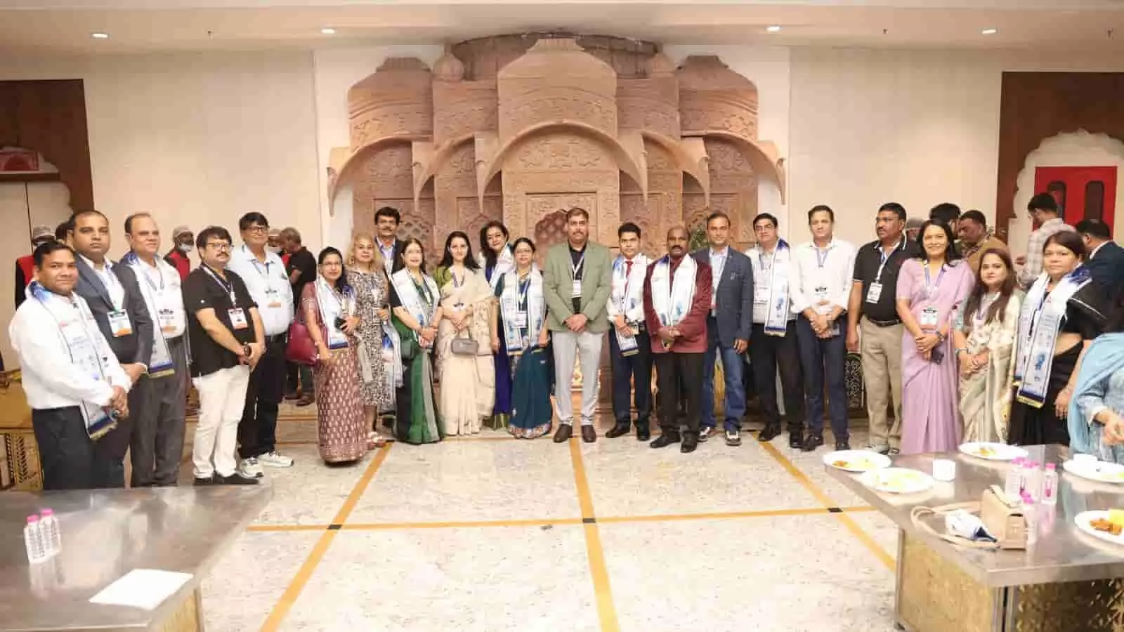 राजस्थान इंटरनेशनल केंद्र में आयोजित नर्सिंग सम्मेलन के दौरान मंच के सामने खड़े अतिथि। राजस्थान इंटरनेशनल केंद्र में आयोजित नर्सिंग सम्मेलन के दौरान मंच के सामने खड़े अतिथि।