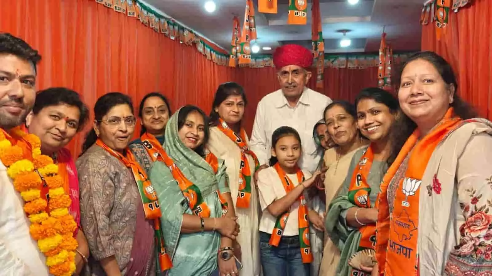 तस्वीर में बाएं से दाएं, भाजपा कार्यकर्ता और लाल पगड़ी पहने सांसद लुंबाराम चौधरी माउंट आबू में खड़े हैं। तस्वीर में बाएं से दाएं, भाजपा कार्यकर्ता और लाल पगड़ी पहने सांसद लुंबाराम चौधरी माउंट आबू में खड़े हैं।