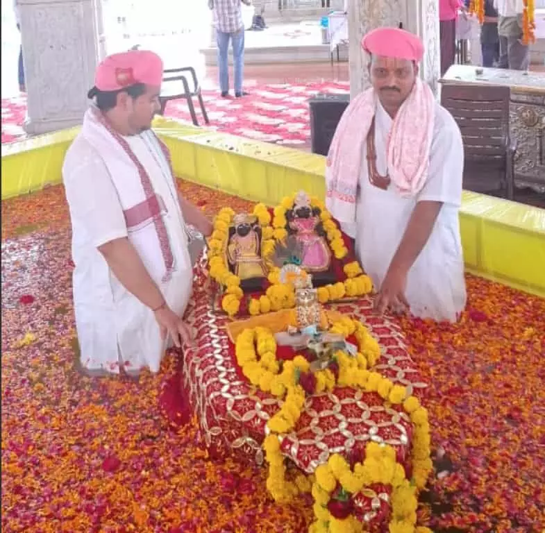 तस्वीर में पुजारी फूलों से सजे जलाशय में श्रीकृष्ण प्रतिमाओं के पास खड़े पूजन कर रहे। तस्वीर में पुजारी फूलों से सजे जलाशय में श्रीकृष्ण प्रतिमाओं के पास खड़े पूजन कर रहे।